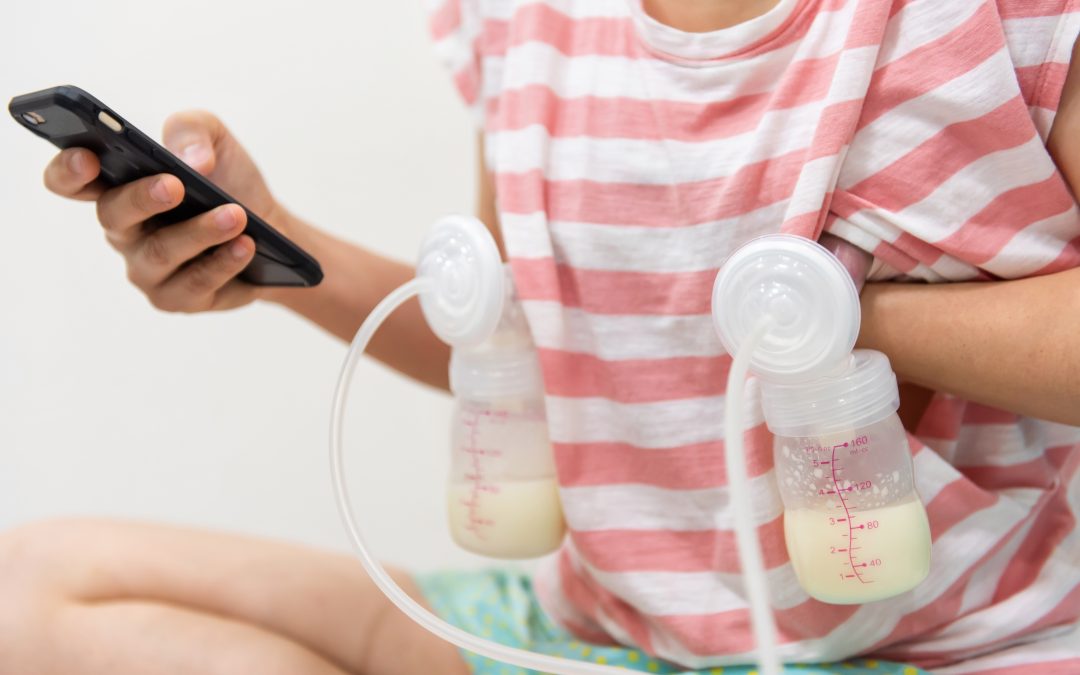 maman utilisant un tire-lait en pharmacie